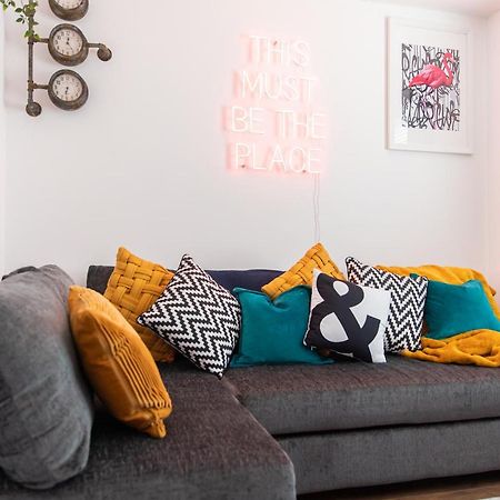 Entire Family Home , Large Rear Garden And Free Parking Белфаст Екстериор снимка