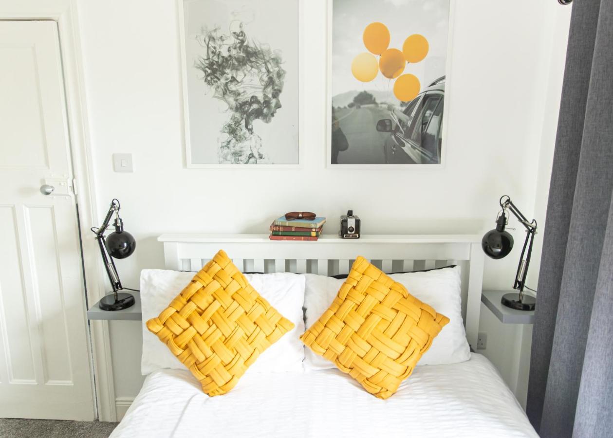 Entire Family Home , Large Rear Garden And Free Parking Белфаст Екстериор снимка