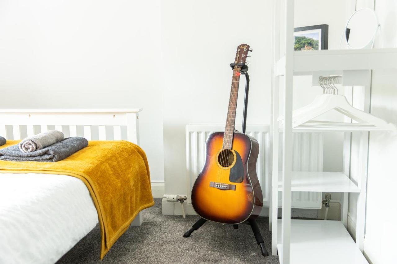 Entire Family Home , Large Rear Garden And Free Parking Белфаст Екстериор снимка