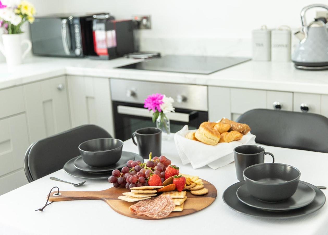 Entire Family Home , Large Rear Garden And Free Parking Белфаст Екстериор снимка